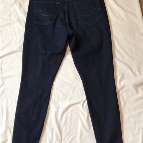 Women’s plus Size Levi’s signature jeans - Picture 2 of 6